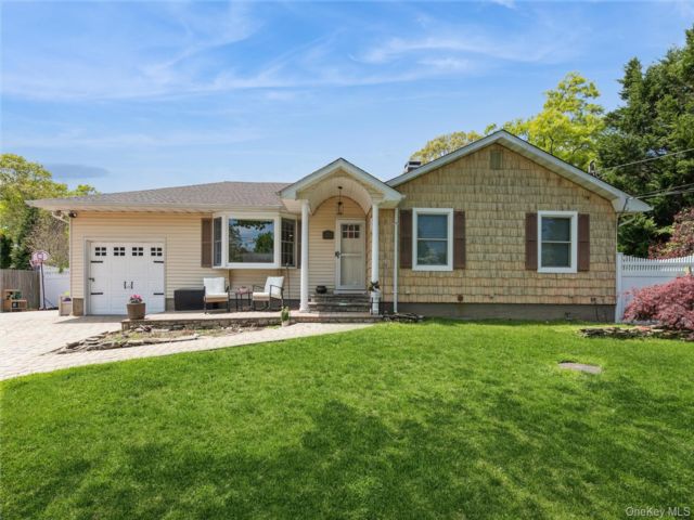  4 BR,  2.00 BTH &nbsp;Ranch style home in Port Jefferson