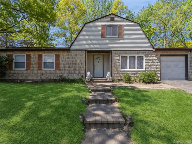  3 BR,  2.00 BTH &nbsp;Cape cod style home in Farmingville