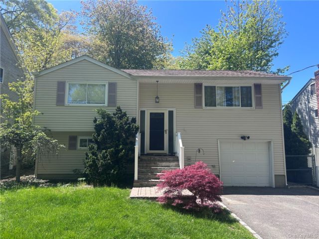  4 BR,  2.00 BTH &nbsp;Hi ranch style home in Huntington Station