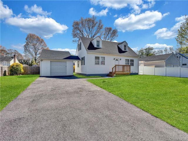  4 BR,  2.00 BTH &nbsp;Cape cod style home in Shirley