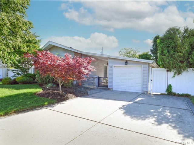  3 BR,  3.00 BTH &nbsp;Ranch style home in Plainview