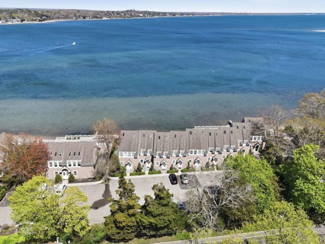  2 BR,  2.00 BTH &nbsp;Condo style home in Hampton Bays