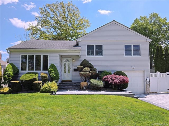  3 BR,  3.00 BTH &nbsp;Split level style home in Plainview