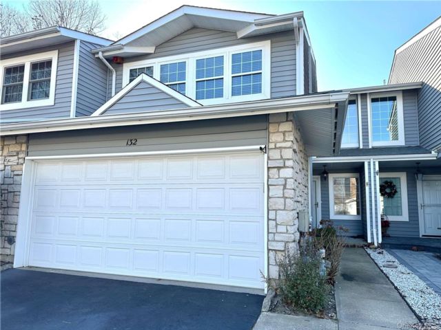  3 BR,  3.00 BTH &nbsp;Colonial style home in Holbrook