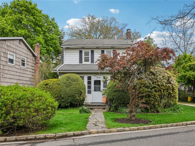  3 BR,  2.00 BTH &nbsp;Colonial style home in Woodmere
