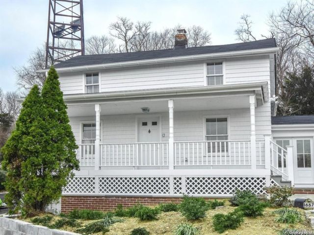 3 BR,  2.00 BTH &nbsp;Colonial style home in Roslyn