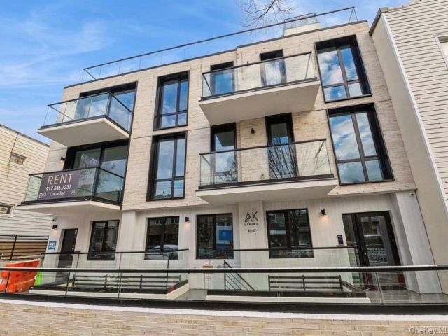  3 BR,  3.00 BTH &nbsp;Modern style home in Astoria