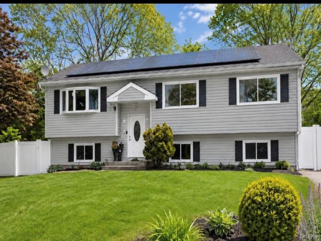  3 BR,  1.00 BTH &nbsp;Hi ranch style home in Wyandanch