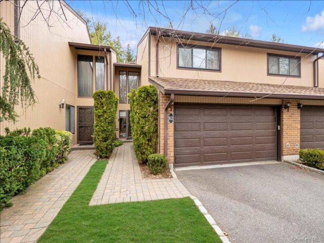  3 BR,  3.00 BTH &nbsp;Condo style home in Roslyn