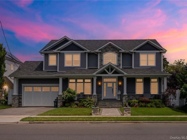  5 BR,  4.00 BTH &nbsp;Colonial style home in Merrick