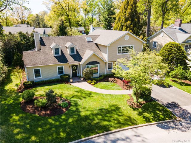  5 BR,  4.00 BTH &nbsp;Colonial style home in Great Neck