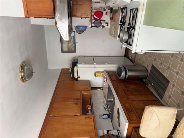  3 BR,  2.00 BTH &nbsp;Colonial style home in Flushing