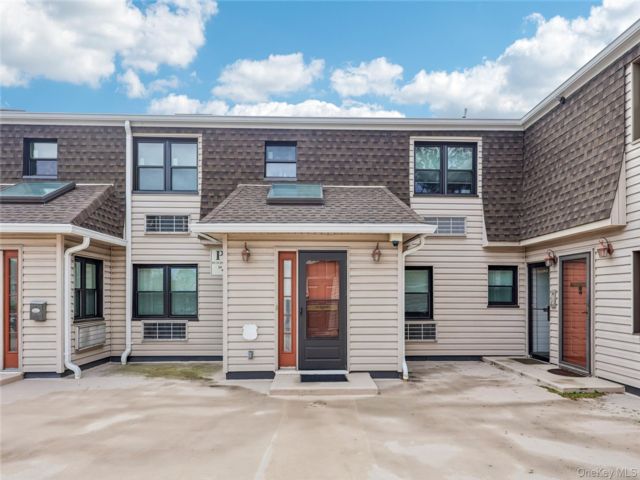  2 BR,  2.00 BTH &nbsp;Garden style home in Hewlett