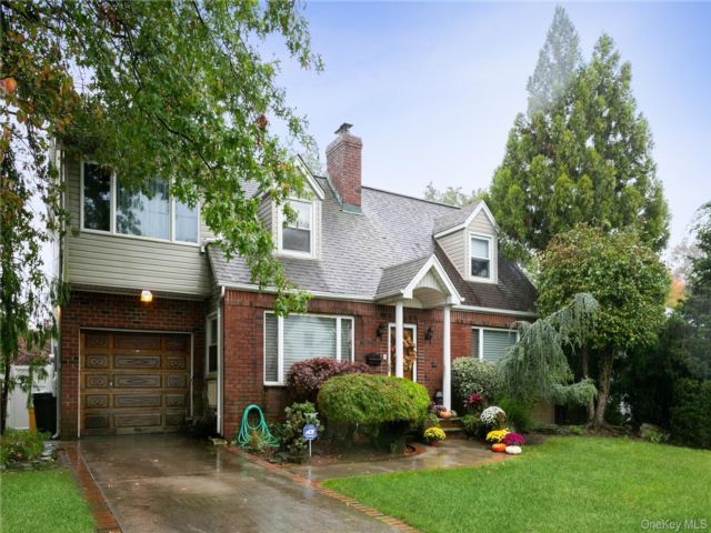  4 BR,  2.00 BTH &nbsp;Cape cod style home in Hewlett