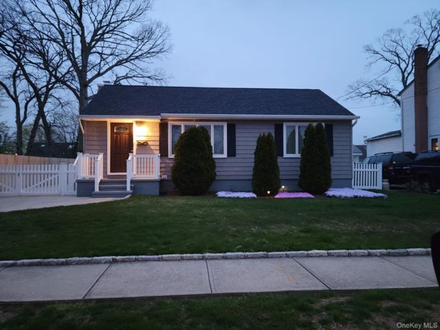  2 BR,  2.00 BTH &nbsp;Ranch style home in North Babylon