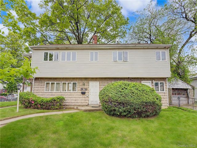  7 BR,  3.00 BTH &nbsp;Colonial style home in Little Neck