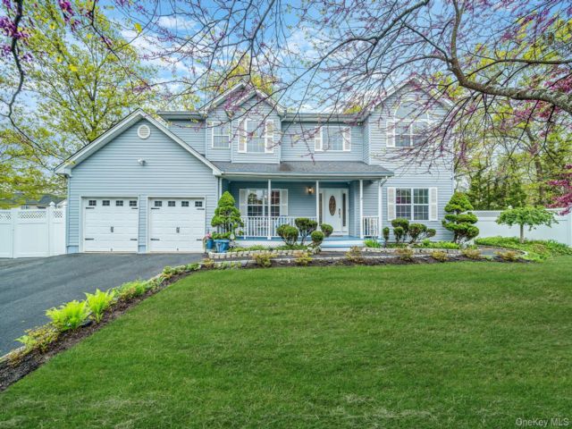  5 BR,  3.00 BTH &nbsp;Colonial style home in Coram