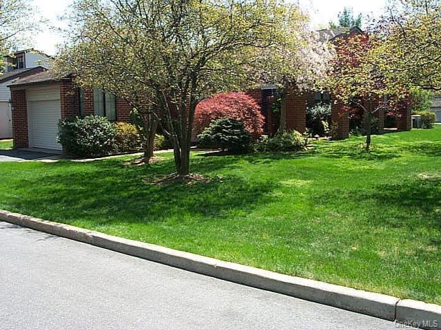  3 BR,  4.00 BTH &nbsp;Condo style home in Manhasset