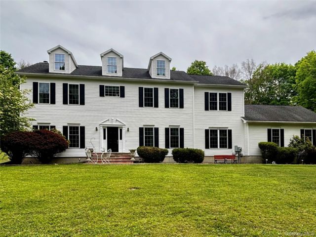  4 BR,  3.00 BTH &nbsp;Colonial style home in Middletown