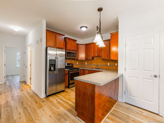  2 BR,  2.00 BTH &nbsp;Garden style home in Farmingdale