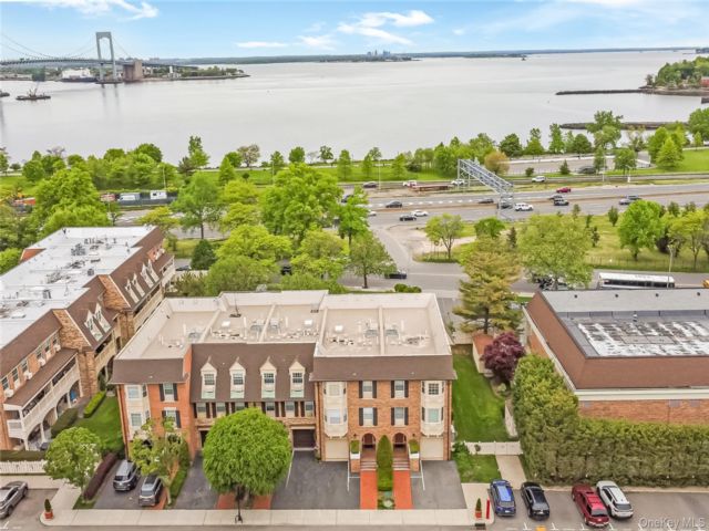  2 BR,  2.00 BTH &nbsp;Condo style home in Bayside