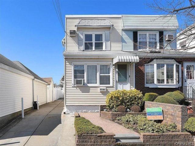  3 BR,  2.00 BTH &nbsp;Contemporary style home in Bayside