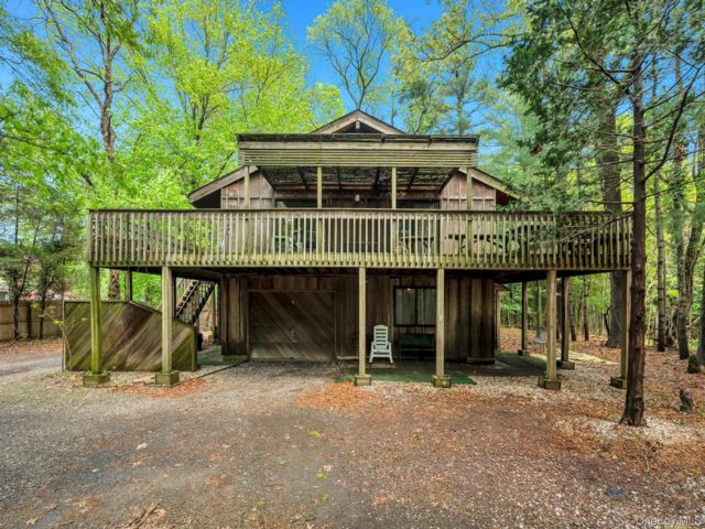  4 BR,  2.00 BTH &nbsp;Contemporary style home in East Setauket