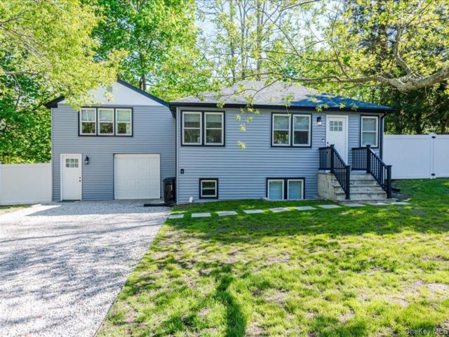  4 BR,  3.00 BTH &nbsp;Exp ranch style home in Rocky Point