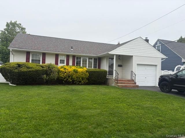 [Farmingdale Real Estate, listing number 7286182]
