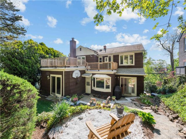  3 BR,  3.00 BTH &nbsp;Mid-century mod style home in Kingsbridge