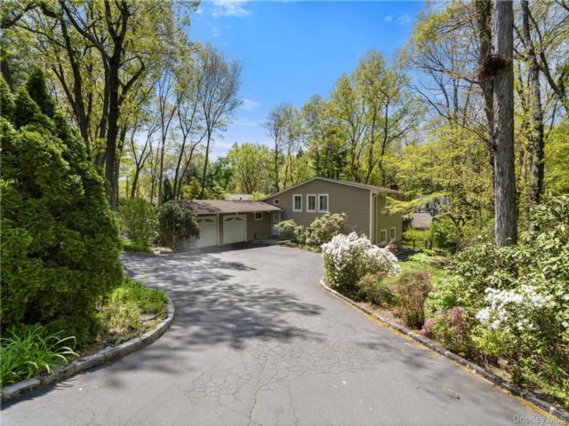  4 BR,  3.00 BTH &nbsp;Mid-century mod style home in East Norwich