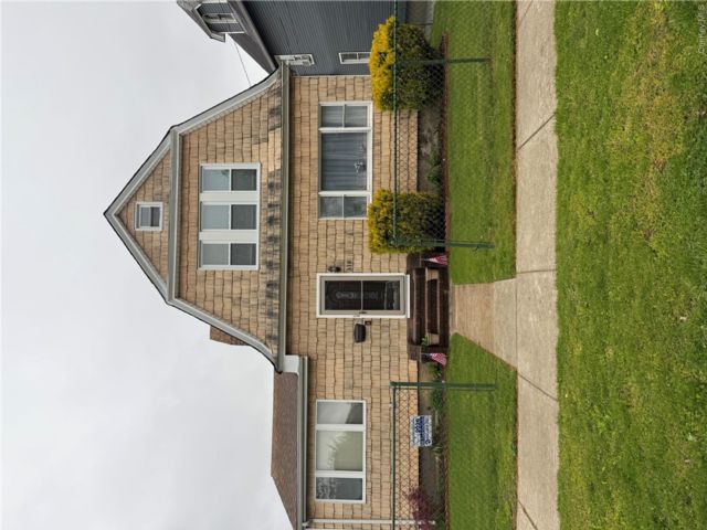  1 BR,  1.00 BTH &nbsp;A-frame style home in Lynbrook