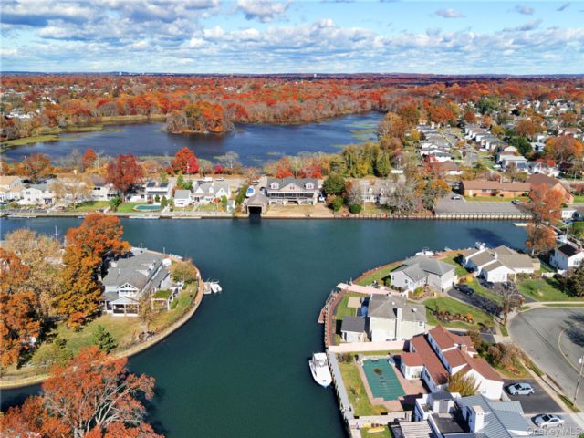  4 BR,  3.00 BTH &nbsp;Raised ranch style home in Massapequa