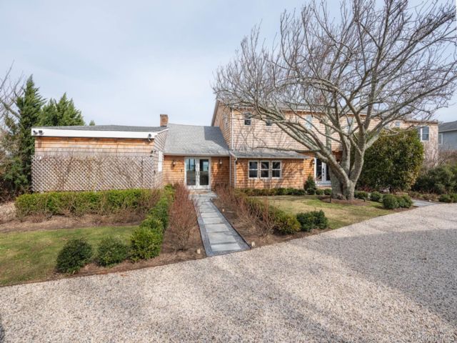  4 BR,  3.00 BTH &nbsp;Traditional style home in Hampton Bays