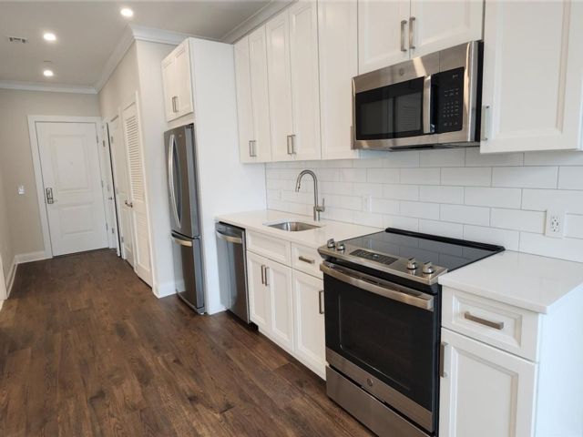 Studio,  1.00 BTH &nbsp;Contemporary style home in Lynbrook
