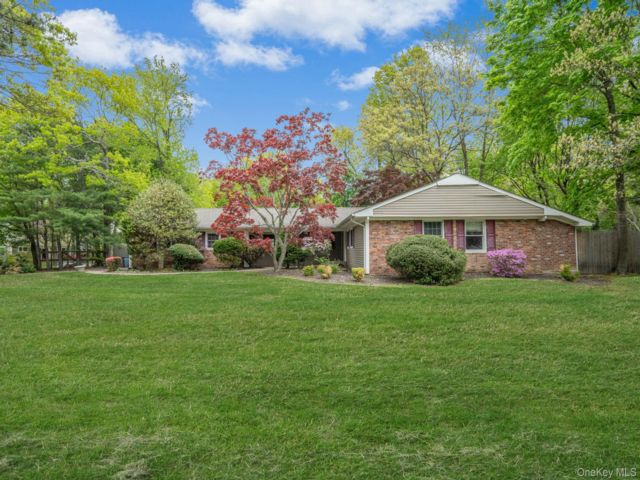  3 BR,  2.00 BTH &nbsp;Exp cape style home in Stony Brook