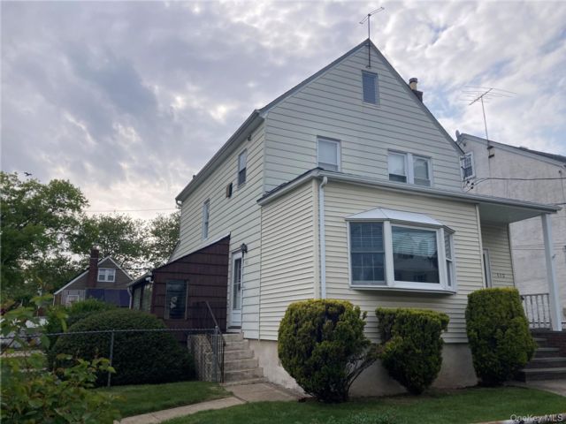  1 BR,  2.00 BTH &nbsp;Colonial style home in Williston Park