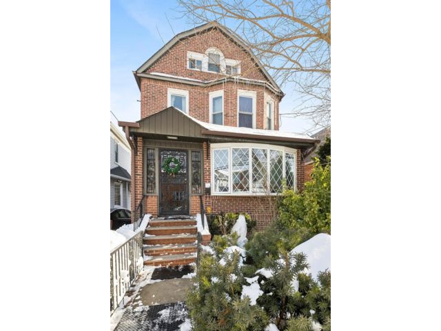  4 BR,  3.00 BTH &nbsp;Contemporary style home in Flushing