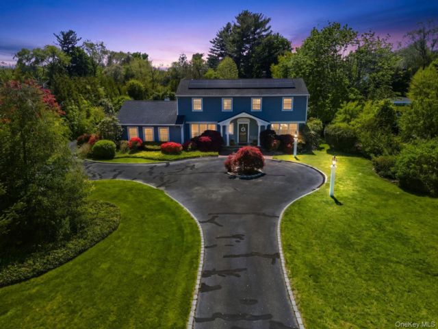  5 BR,  4.00 BTH &nbsp;Colonial style home in Syosset