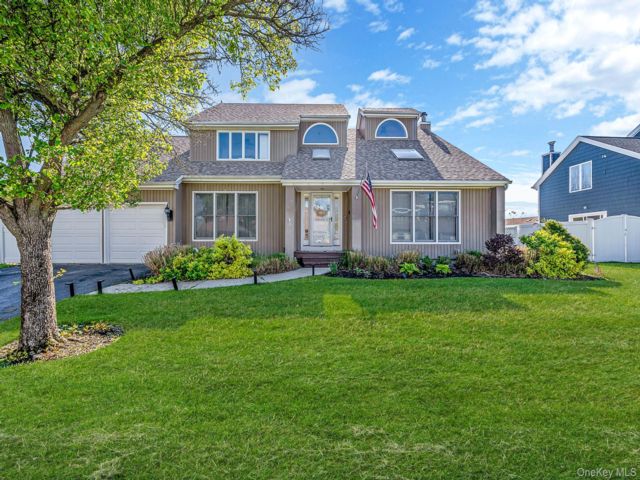  4 BR,  3.00 BTH &nbsp;Colonial style home in Lindenhurst