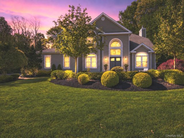  5 BR,  3.00 BTH &nbsp;Colonial style home in Setauket