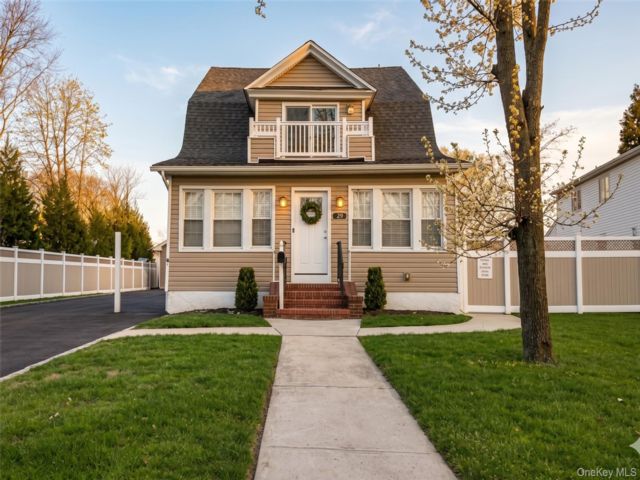  3 BR,  1.00 BTH &nbsp;Colonial style home in Lynbrook