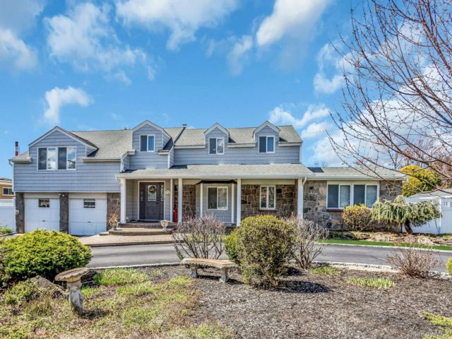  6 BR,  4.00 BTH &nbsp;Colonial style home in Northport
