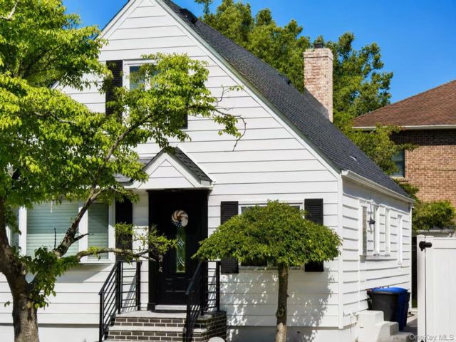  4 BR, 12.00 BTH &nbsp;Cape cod style home in New Hyde Park