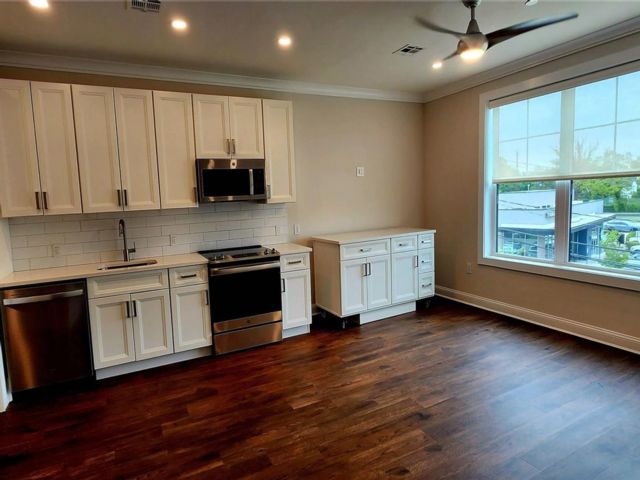  1 BR,  1.00 BTH &nbsp;Contemporary style home in Lynbrook