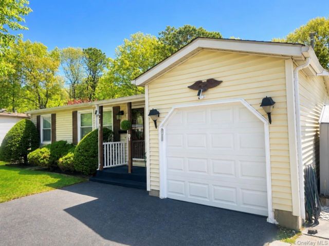  2 BR,  2.00 BTH &nbsp;Other style home in Manorville