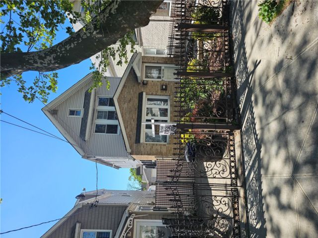  3 BR,  4.00 BTH &nbsp;Colonial style home in South Ozone Park