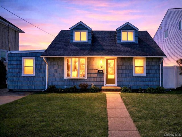  4 BR,  2.00 BTH &nbsp;Exp cape style home in Oceanside