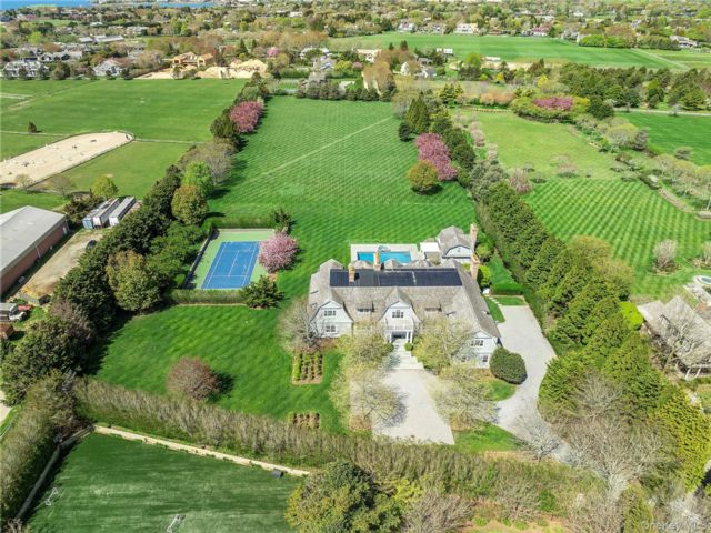  9 BR, 13.00 BTH &nbsp;Traditional style home in Water Mill