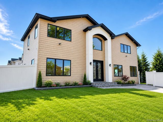  4 BR,  4.00 BTH &nbsp;Modern style home in West Hempstead